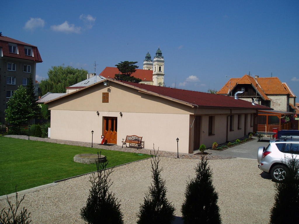 Penzion U Vlku Valtice Buitenkant foto