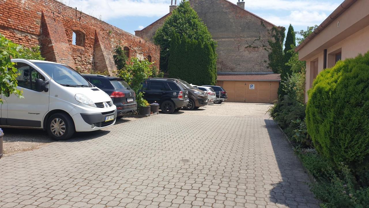 Penzion U Vlku Valtice Buitenkant foto
